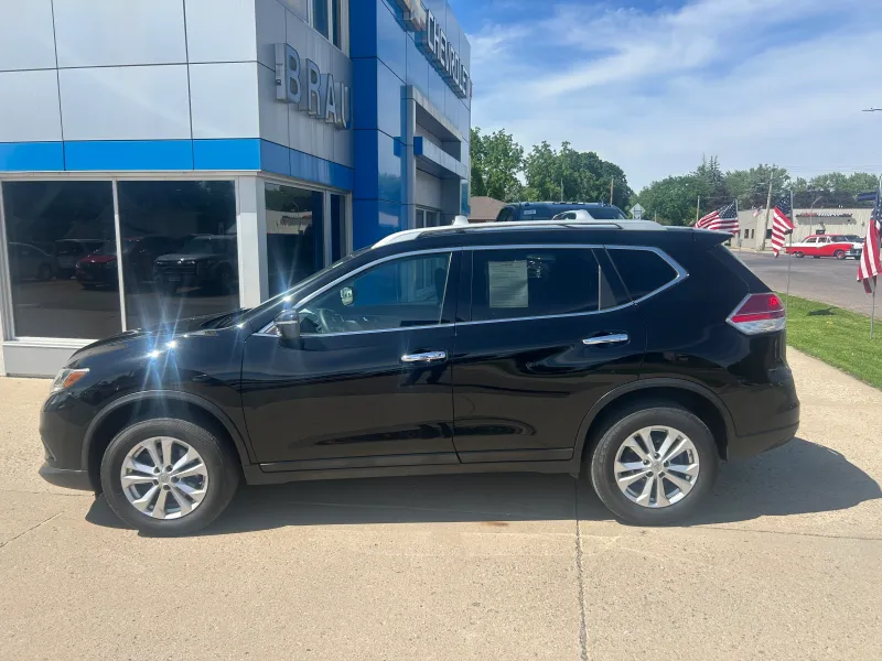2015 Nissan Rogue SV — front three-quarter view
