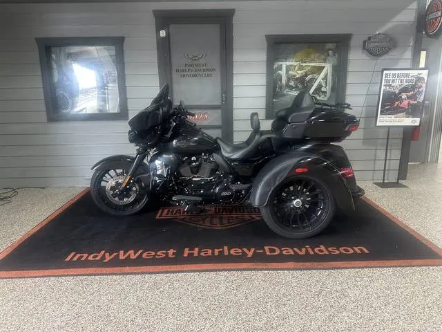 2025 Harley-Davidson® FLHTCUTG - Tri Glide® Ultra — front three-quarter view
