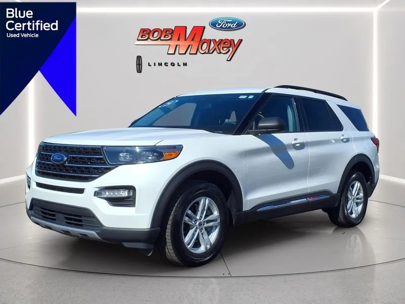 2024 Ford Explorer XLT in Oxford White Yz — front three-quarter view