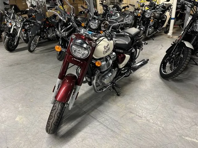2026 Royal Enfield CLASSIC — front three-quarter view