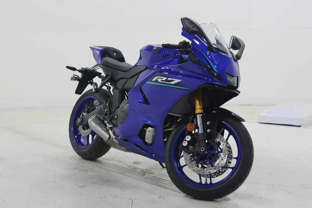 2026 Yamaha YZF-R7 — front three-quarter view