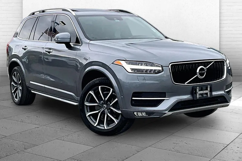 2016 Volvo XC90 T6 Momentum in Other — front three-quarter view