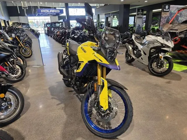 2025 Suzuki V-STROM 800DE — front three-quarter view