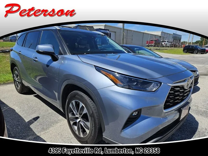 2022 Toyota Highlander XLE in Moon Dust — front three-quarter view