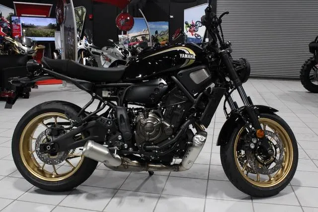 2026 Yamaha XSR700 — front three-quarter view
