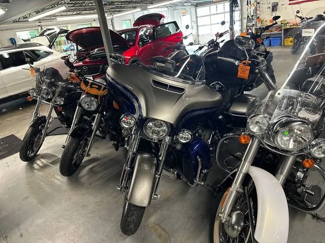 2016 Harley-Davidson® Ultra CVO — front three-quarter view