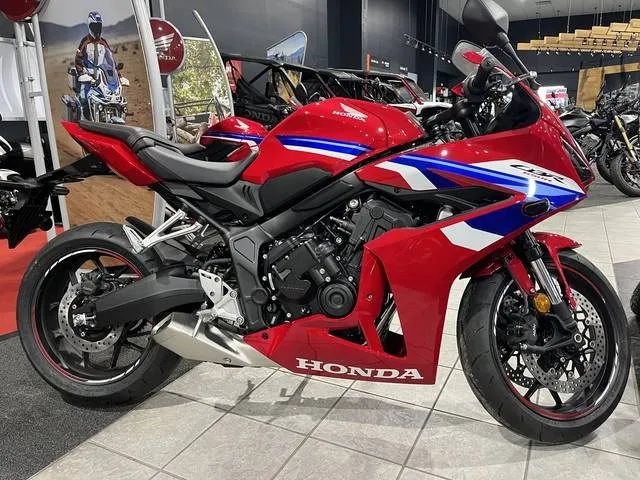 2026 Honda® CBR650R E-Clutch — front three-quarter view