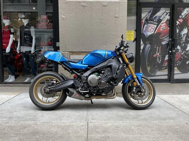 2023 Yamaha XSR900 — front three-quarter view