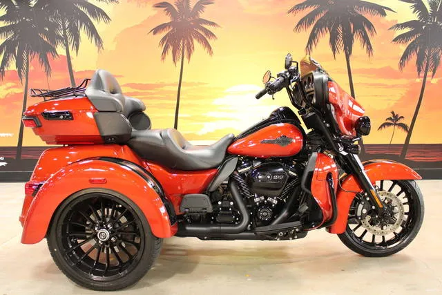 2025 Harley-Davidson® FLHTCUTG - Tri Glide® Ultra — front three-quarter view