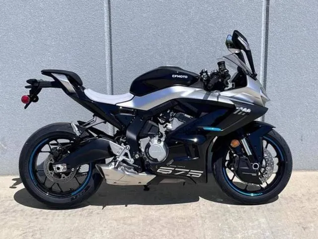 2025 CFMOTO 675SS — front three-quarter view