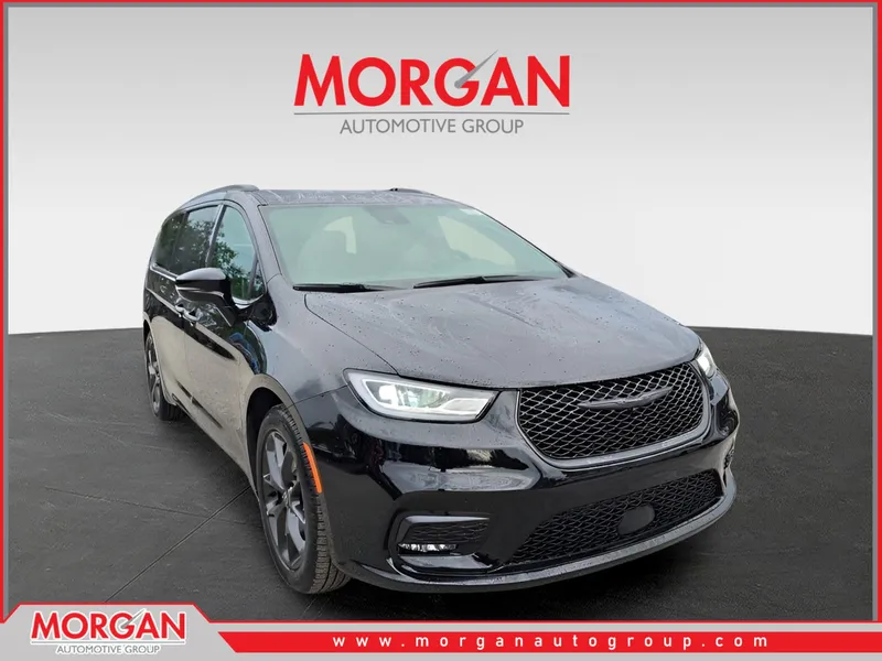 2026 Chrysler Pacifica Limited in Diamond Black Crystal Pearlcoat — front three-quarter view