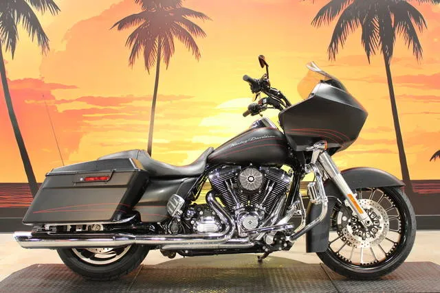 2013 Harley-Davidson® FLTRX - Road Glide® Custom — front three-quarter view