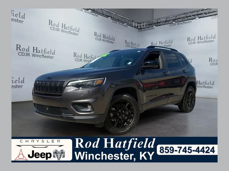 2023 Jeep Cherokee Altitude Lux 4x4 in Granite Crystal Metallic Clearcoat — front three-quarter view