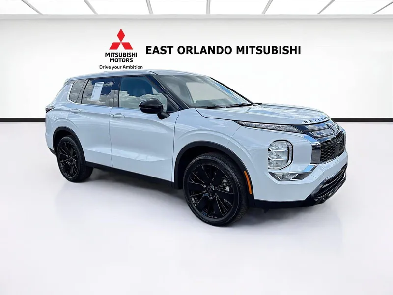 2026 Mitsubishi Outlander LE in White Diamond — front three-quarter view
