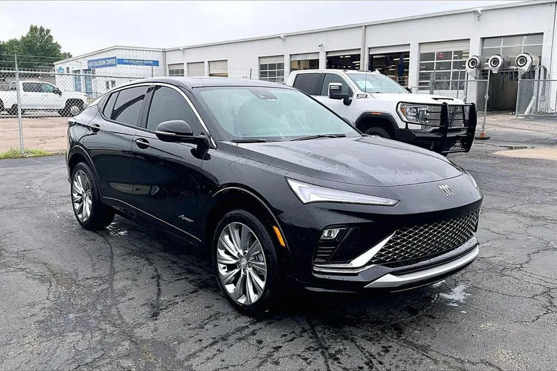 2024 Buick Envista Avenir in Ebony Twilight Metallic — front three-quarter view