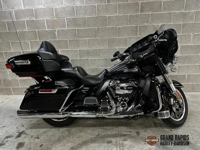 2018 Harley-Davidson® FLHTCU - Electra Glide® Ultra Classic® — front three-quarter view