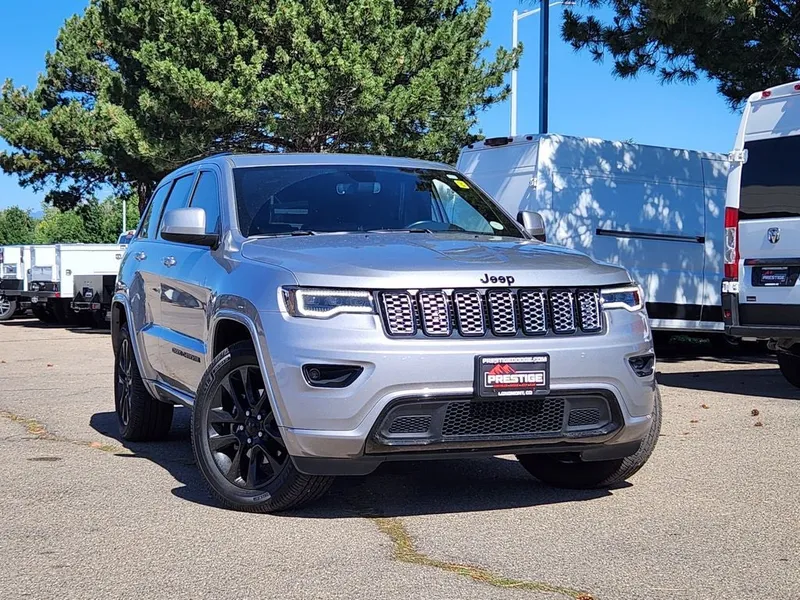 2020 Jeep Grand Cherokee Altitude 4X4 in Billet Silver Metallic Clearcoat — front three-quarter view
