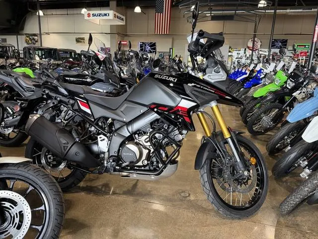 2025 Suzuki V-Strom 1050DE — front three-quarter view