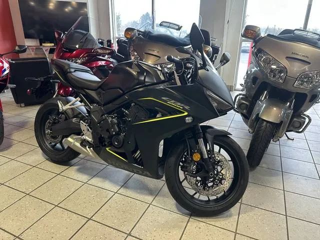 2026 Honda® CBR650R E-Clutch — front three-quarter view
