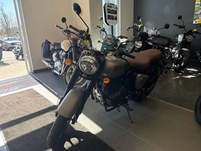 2024 Royal Enfield CLASSIC — front three-quarter view
