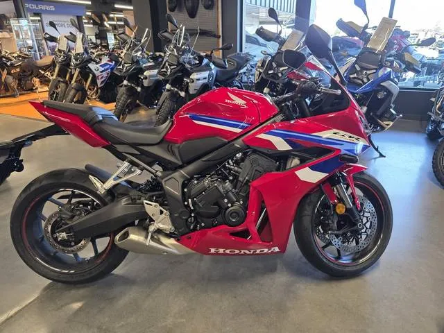 2026 Honda® CBR650R E-Clutch — front three-quarter view