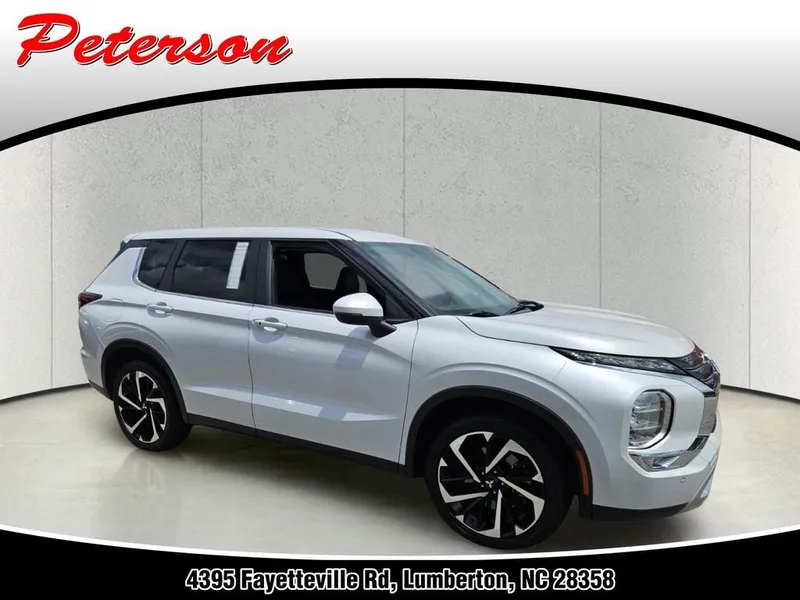 2024 Mitsubishi Outlander SE Black Edition S-AWC in White Diamond — front three-quarter view