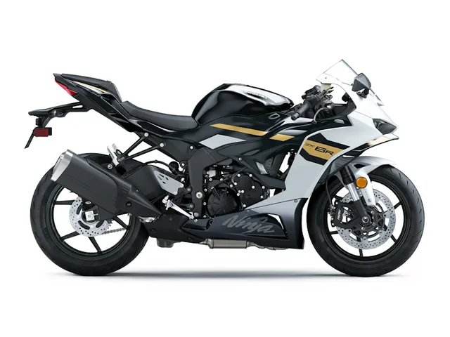 2026 Kawasaki Ninja® ZX™-6R — front three-quarter view