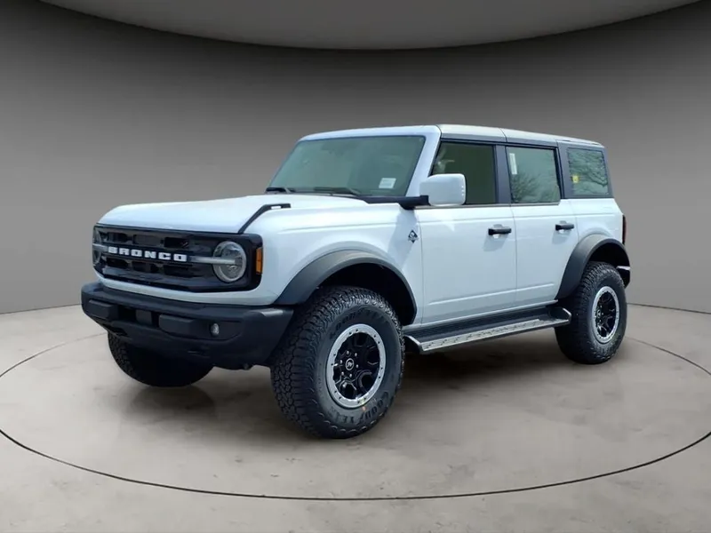2026 Ford Bronco Outer Banks in Oxford White — front three-quarter view