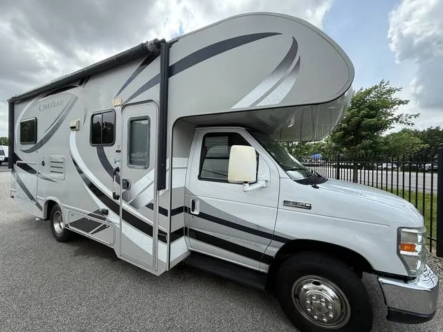 2014 THOR CHATEAU — front three-quarter view