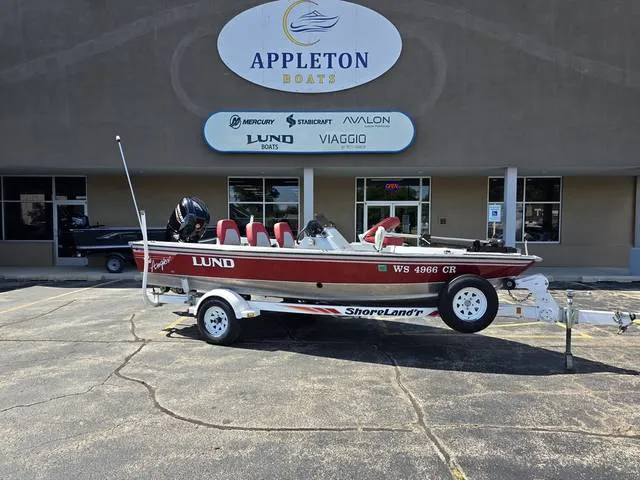1992 Lund 1700 Pro Angler DLX — front three-quarter view