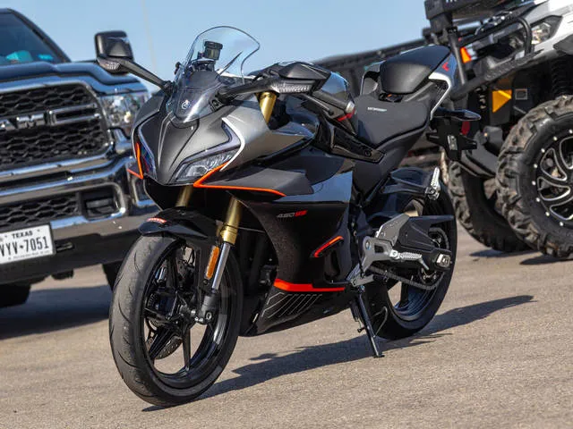 2025 CFMOTO 450SS — front three-quarter view