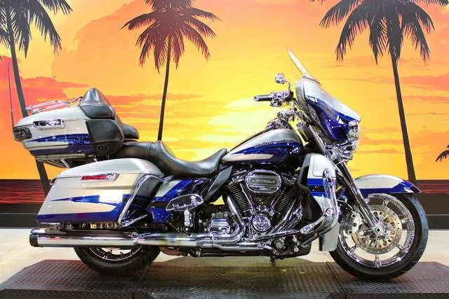 2017 Harley-Davidson® FLHTKSE — front three-quarter view