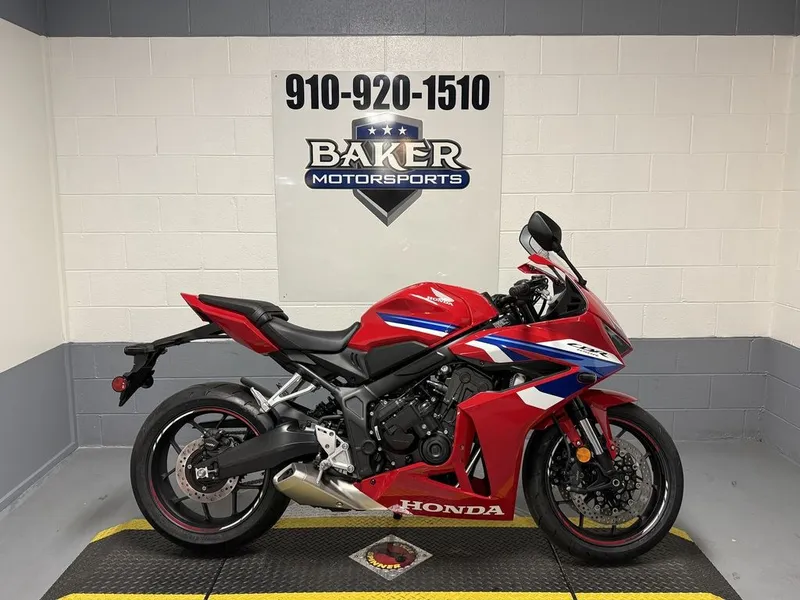2026 Honda CBR650R E-Clutch — front three-quarter view