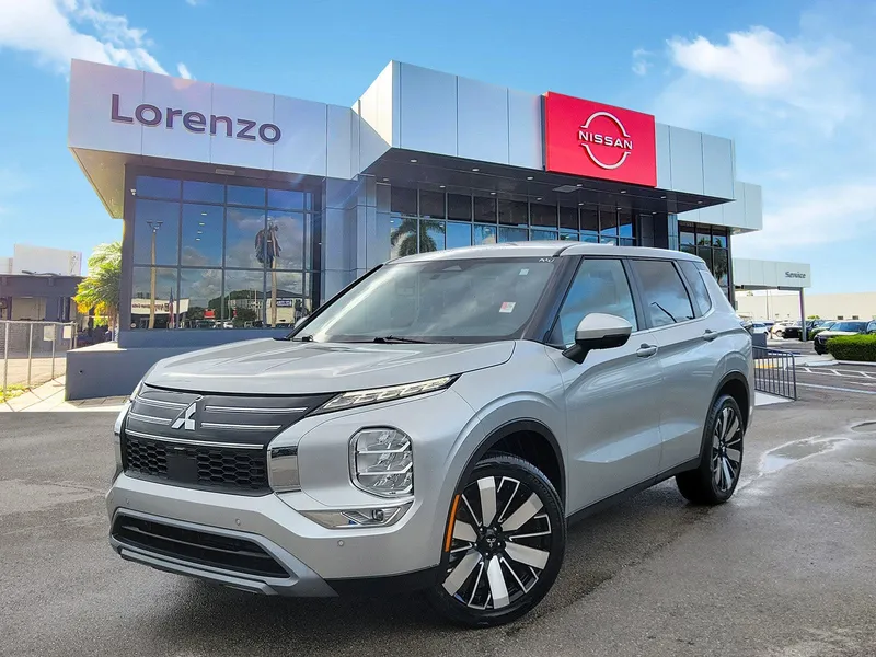 2025 Mitsubishi Outlander SE in Alloy Silver Metallic — front three-quarter view