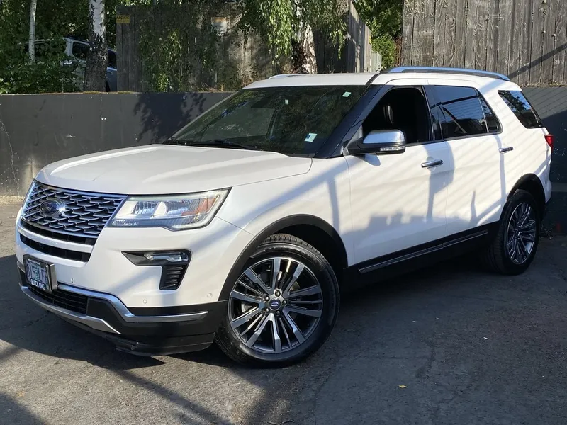 2018 Ford Explorer Platinum in Wht/White — front three-quarter view