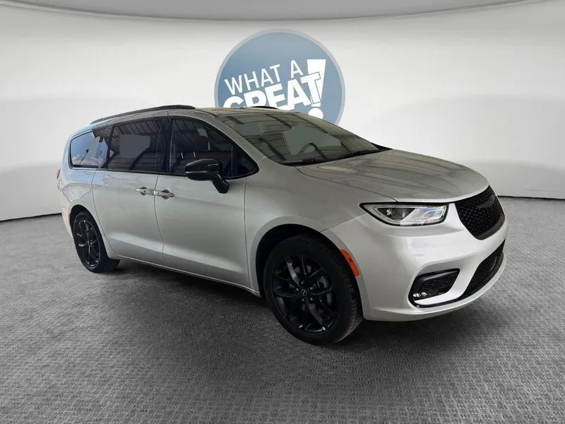 2026 Chrysler Pacifica Select in Silver Mist Clear-Coat Exterior Paint — front three-quarter view
