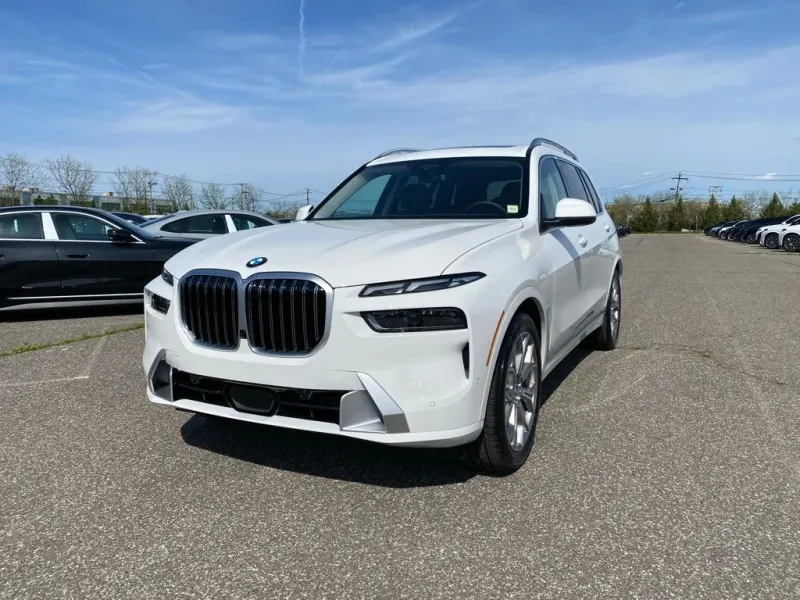 2027 BMW X7 xDrive40i in Alpine White — front three-quarter view