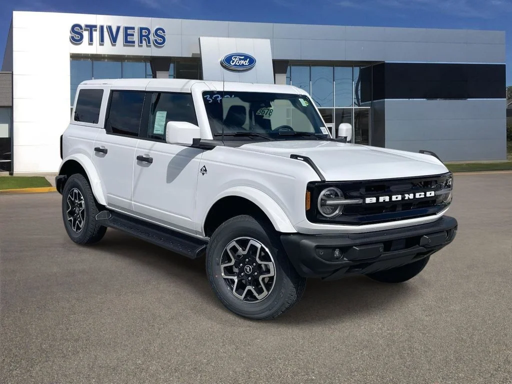 2026 Ford Bronco Outer Banks in Oxford White — front three-quarter view
