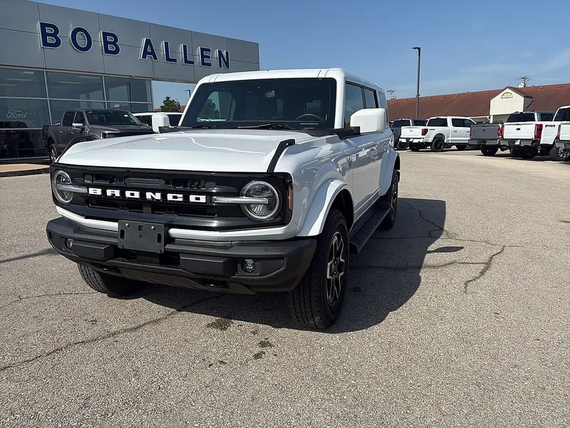 2025 Ford Bronco Outer Banks in Oxford White — front three-quarter view