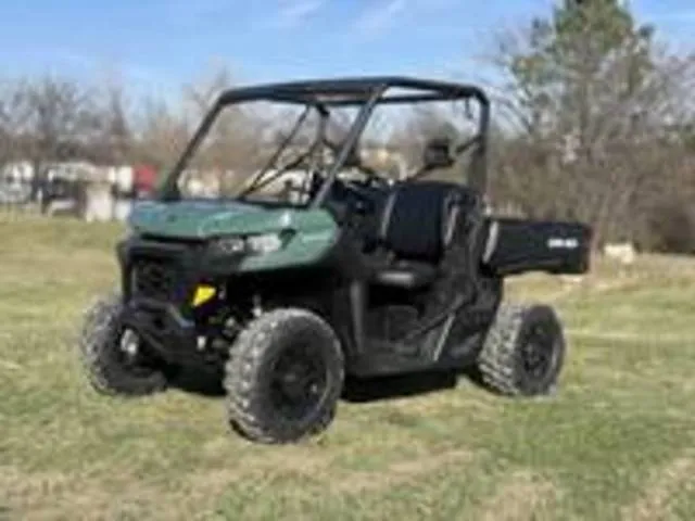 2026 Can-Am® Defender HD7 — front three-quarter view