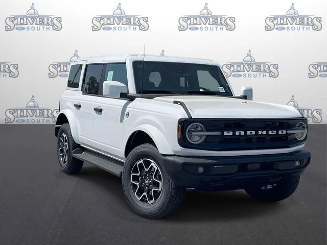 2026 Ford Bronco Outer Banks in White — front three-quarter view