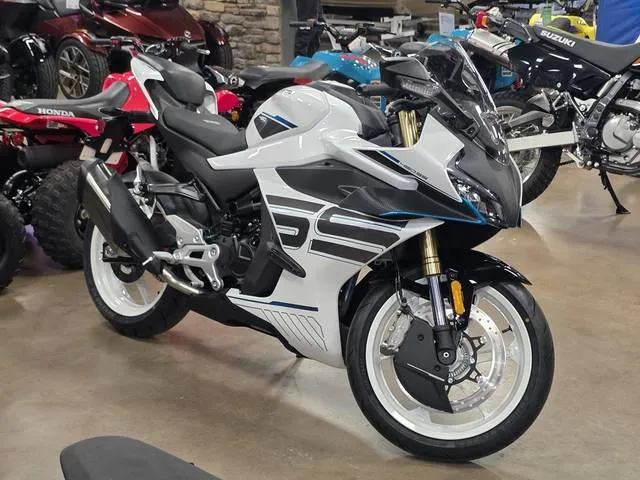 2026 CFMOTO 450SS — front three-quarter view