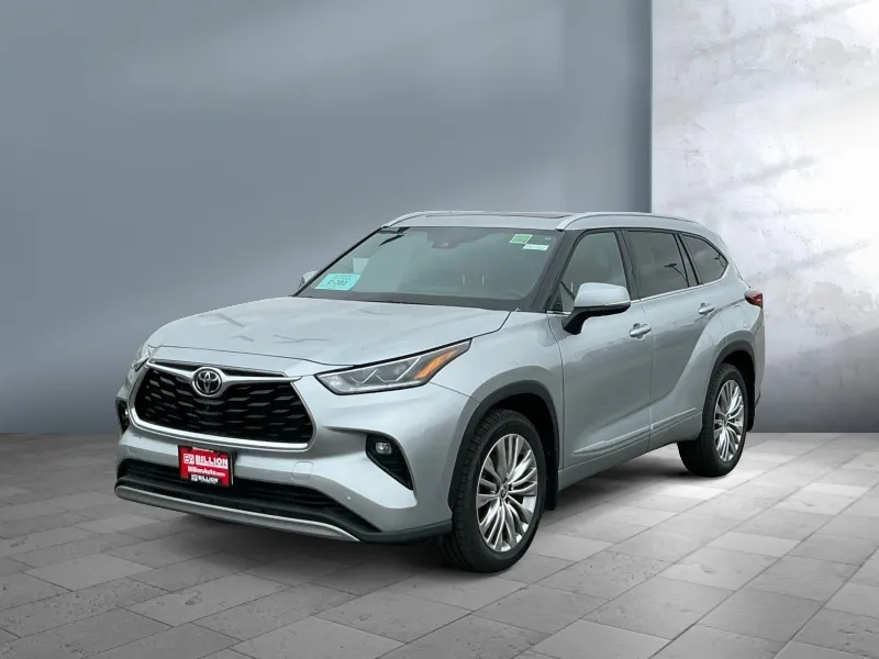 2022 Toyota Highlander — front three-quarter view