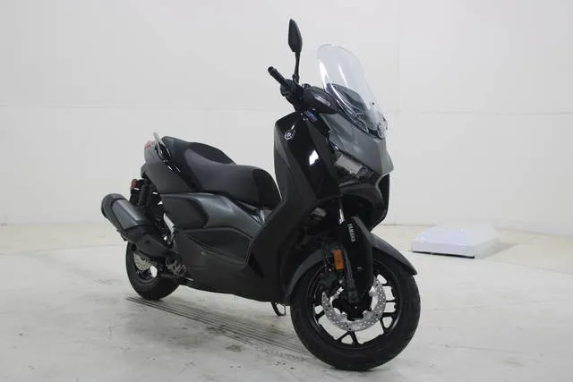 2025 Yamaha XMAX — front three-quarter view