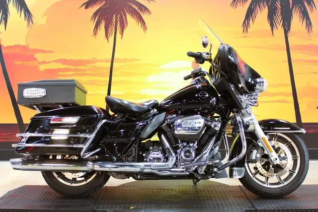 2021 Harley-Davidson® FLHT - Electra Glide® Standard — front three-quarter view