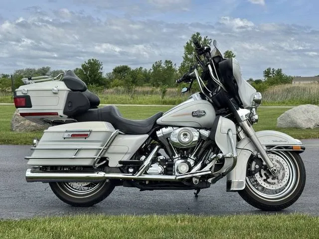 2008 Harley-Davidson® FLHTCU - Ultra Classic® Electra Glide® — front three-quarter view