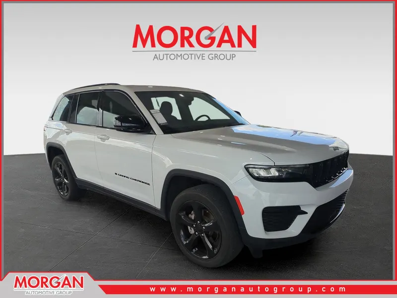 2023 Jeep Grand Cherokee Altitude in Bright White Clearcoat — front three-quarter view
