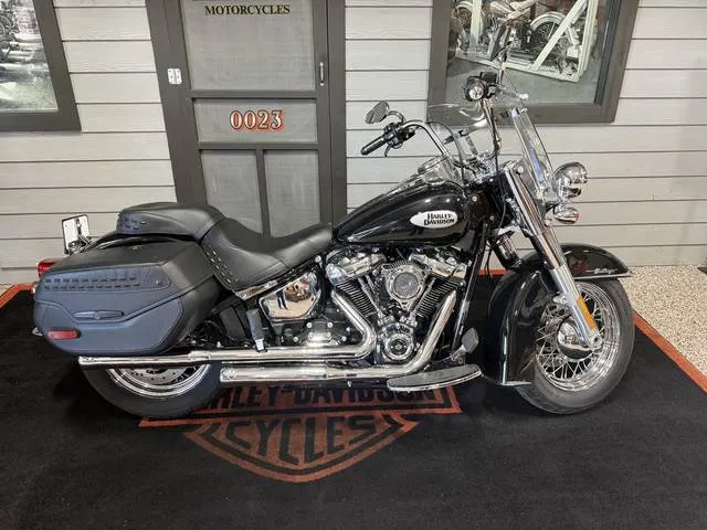 2021 Harley-Davidson® FLHC - Heritage Classic — front three-quarter view