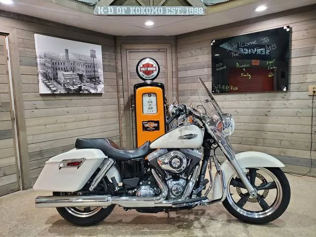 2014 Harley-Davidson® FLD - Dyna® Switchback™ — front three-quarter view