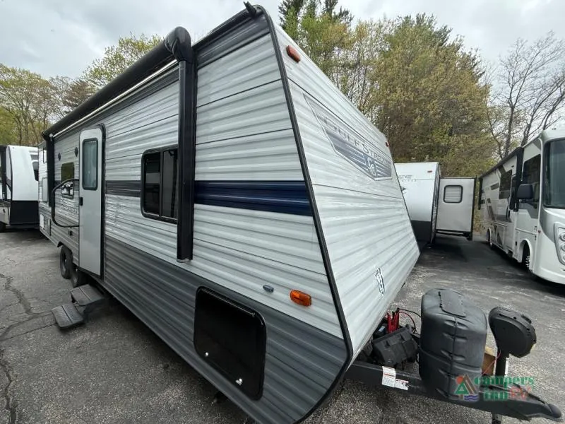 2021 Gulf Stream RV Gulfstream — front three-quarter view